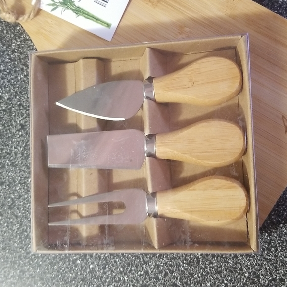 BNIB Cheese serving Set and Bamboo Antipasto cutting board - Picture 2 of 3
